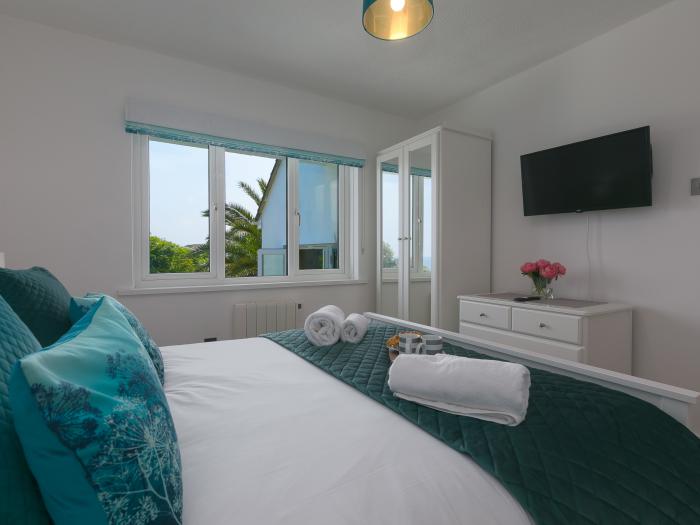 Millies, Carbis Bay, Cornwall. 2-bedroom apartment, near the beach and amenities. Allocated parking.