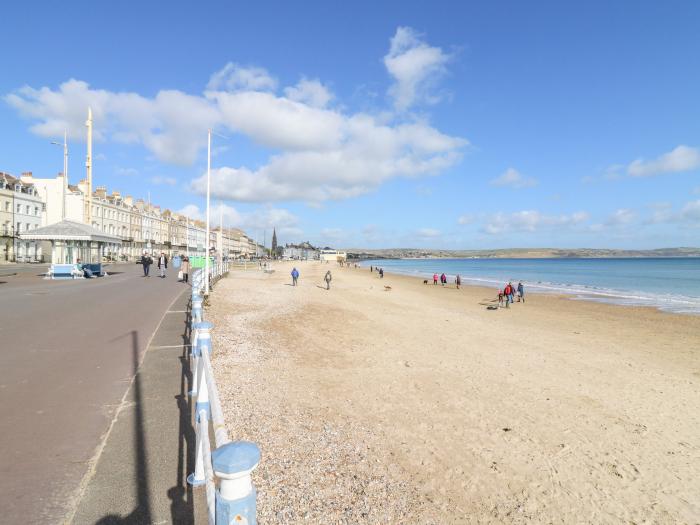 TOB Flat 6, Thornlow Heights is in Weymouth, Dorset. First-floor apartment near amenities and beach.