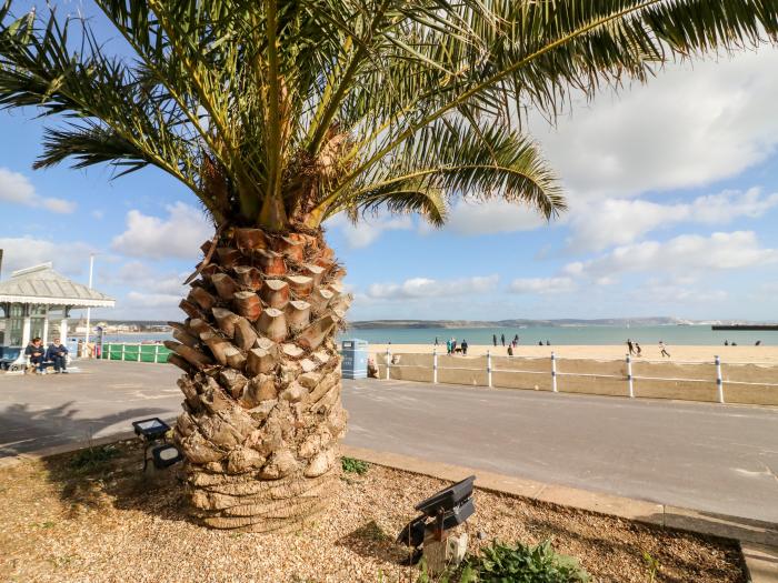 TOB Flat 6, Thornlow Heights is in Weymouth, Dorset. First-floor apartment near amenities and beach.