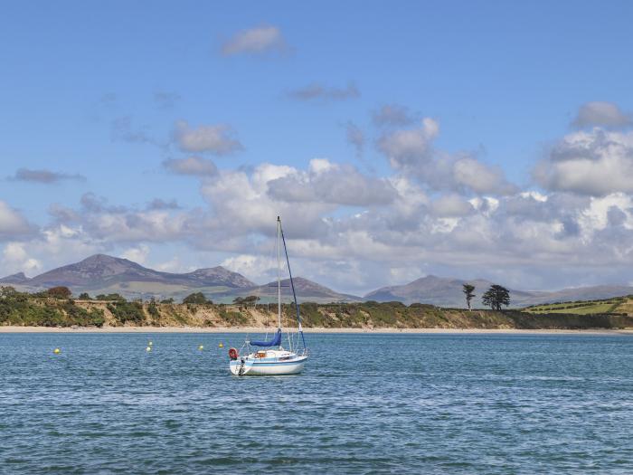 Awel Y Grug, Llanbedrog, Gwynedd, woodburning stove, close to beach, dog-friendly, off-road parking.