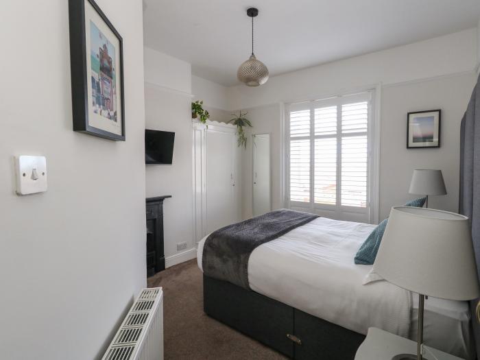 141 The Esplanade, Weymouth, Dorset. Close to amenities and beach. Off-road parking. En-suite rooms.