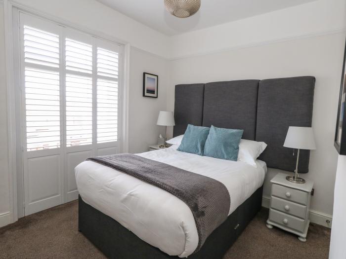 141 The Esplanade, Weymouth, Dorset. Close to amenities and beach. Off-road parking. En-suite rooms.