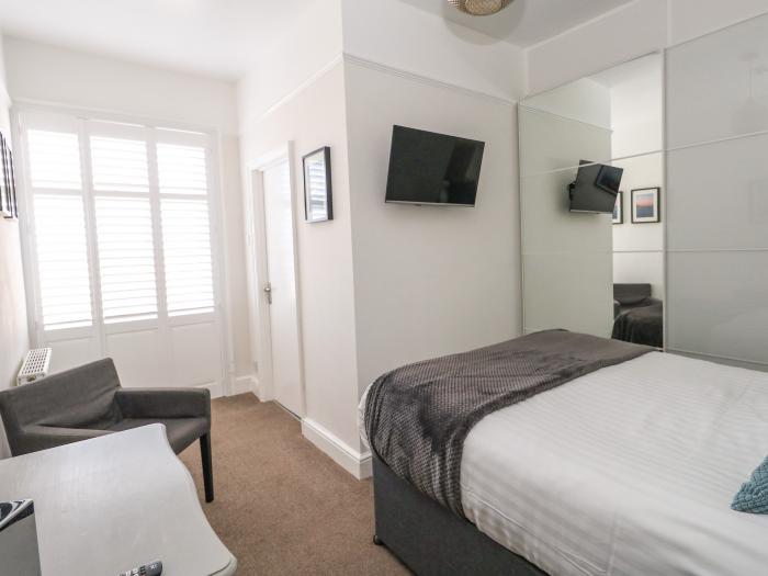 141 The Esplanade, Weymouth, Dorset. Close to amenities and beach. Off-road parking. En-suite rooms.