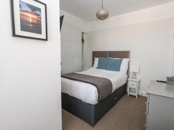 141 The Esplanade, Weymouth, Dorset. Close to amenities and beach. Off-road parking. En-suite rooms.