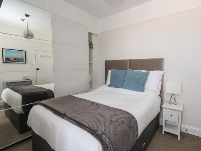 141 The Esplanade, Weymouth, Dorset. Close to amenities and beach. Off-road parking. En-suite rooms.