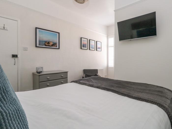 141 The Esplanade, Weymouth, Dorset. Close to amenities and beach. Off-road parking. En-suite rooms.