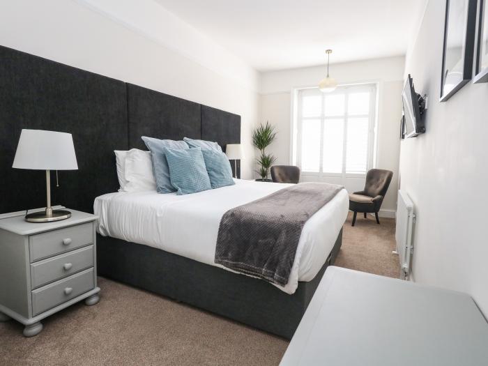 141 The Esplanade, Weymouth, Dorset. Close to amenities and beach. Off-road parking. En-suite rooms.