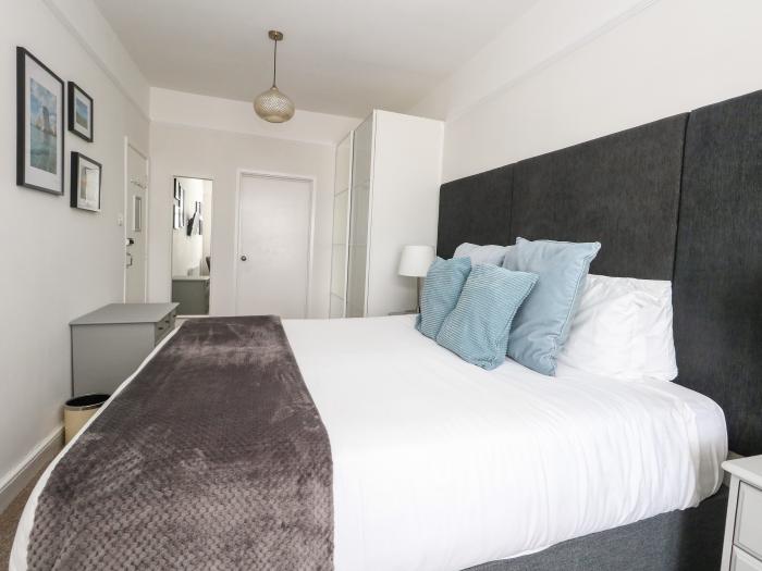 141 The Esplanade, Weymouth, Dorset. Close to amenities and beach. Off-road parking. En-suite rooms.