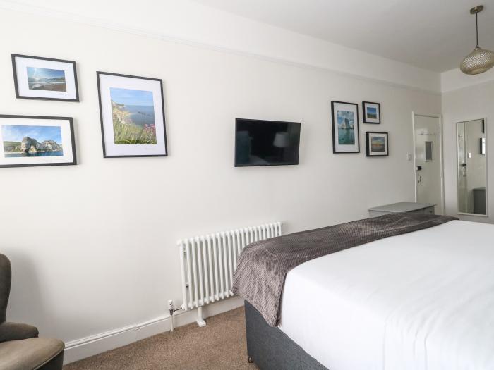 141 The Esplanade, Weymouth, Dorset. Close to amenities and beach. Off-road parking. En-suite rooms.