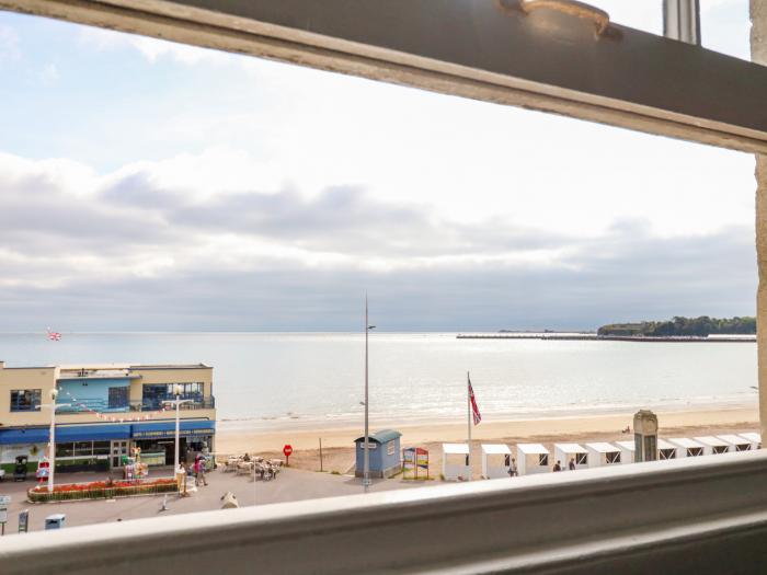 141 The Esplanade, Weymouth, Dorset. Close to amenities and beach. Off-road parking. En-suite rooms.