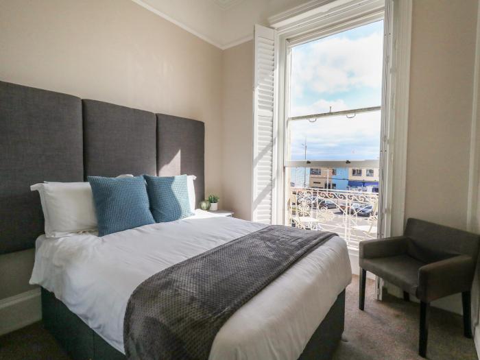 141 The Esplanade, Weymouth, Dorset. Close to amenities and beach. Off-road parking. En-suite rooms.