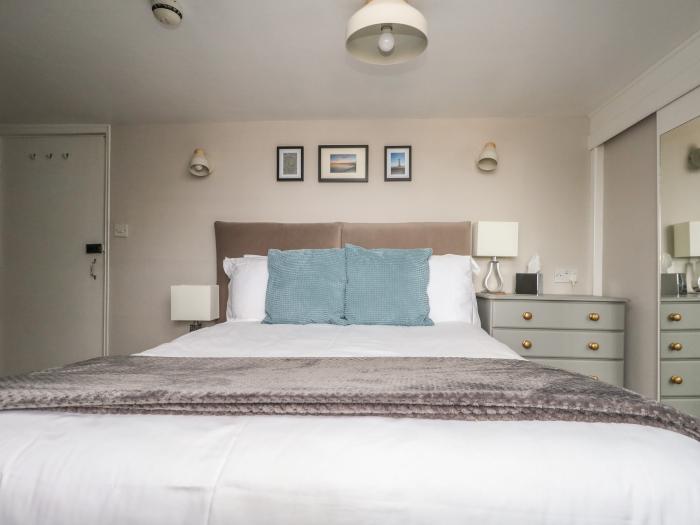 141 The Esplanade, Weymouth, Dorset. Close to amenities and beach. Off-road parking. En-suite rooms.