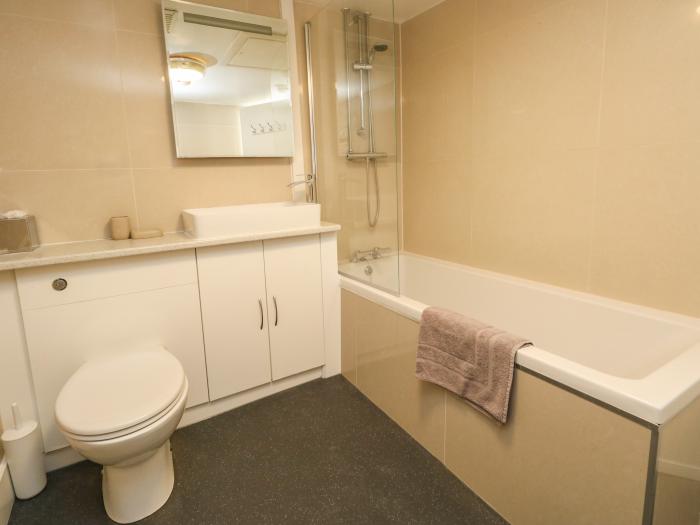 141 The Esplanade, Weymouth, Dorset. Close to amenities and beach. Off-road parking. En-suite rooms.