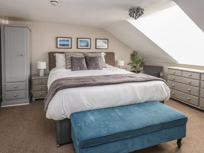 141 The Esplanade, Weymouth, Dorset. Close to amenities and beach. Off-road parking. En-suite rooms.