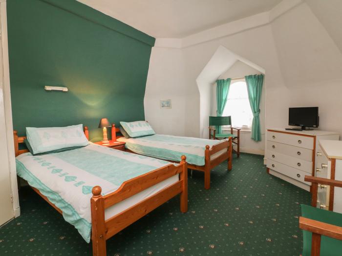 Beaufort House rests in Ilfracombe, Devon sleeping 20 guests in nine bedrooms. Two pets, parking, TV