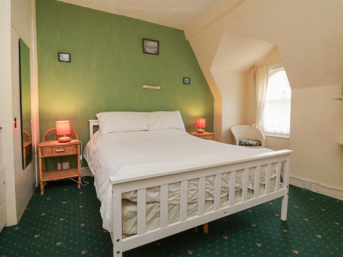 Beaufort House rests in Ilfracombe, Devon sleeping 20 guests in nine bedrooms. Two pets, parking, TV