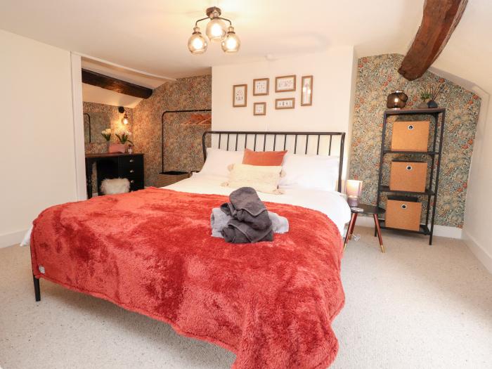 Tilly's Place, Heysham, pet-friendly, woodburning stove, near an AONB, close to beach and amenities,