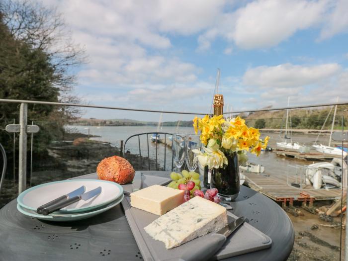 Spanish Boathouse, Galmpton, Torbay, Devon, WiFi. Near Dartmoor National Park, Open-plan, Dishwasher