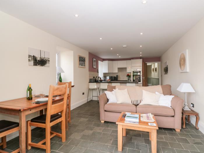 Spanish Boathouse, Galmpton, Torbay, Devon, WiFi. Near Dartmoor National Park, Open-plan, Dishwasher