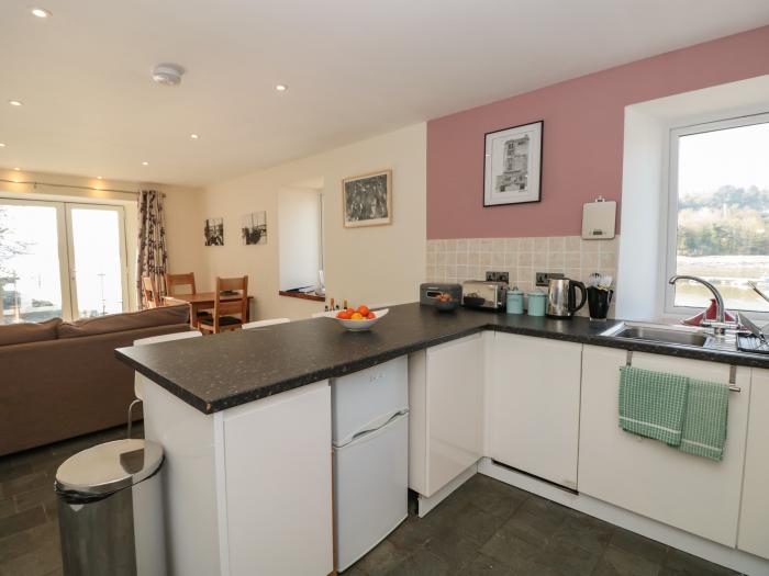 Spanish Boathouse, Galmpton, Torbay, Devon, WiFi. Near Dartmoor National Park, Open-plan, Dishwasher