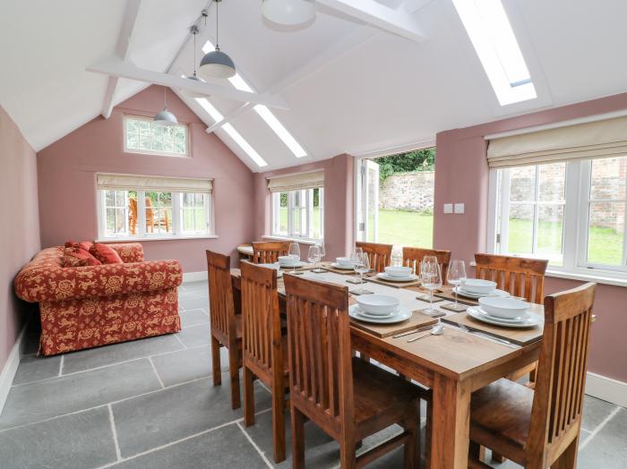 The Old Bakehouse in Avebury, Wiltshire. In an AONB. Historic. Close to amenities. Woodburning stove