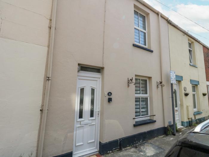 4 Penny Street, Weymouth, Dorset. Pet-friendly. Close to a shop, a pub and a beach. WiFi. Courtyard.