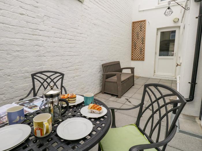 4 Penny Street, Weymouth, Dorset. Pet-friendly. Close to a shop, a pub and a beach. WiFi. Courtyard.