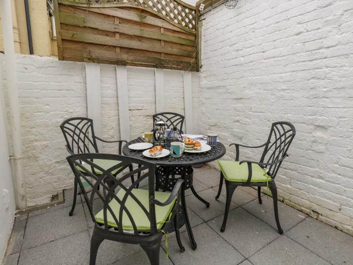 4 Penny Street, Weymouth, Dorset. Pet-friendly. Close to a shop, a pub and a beach. WiFi. Courtyard.