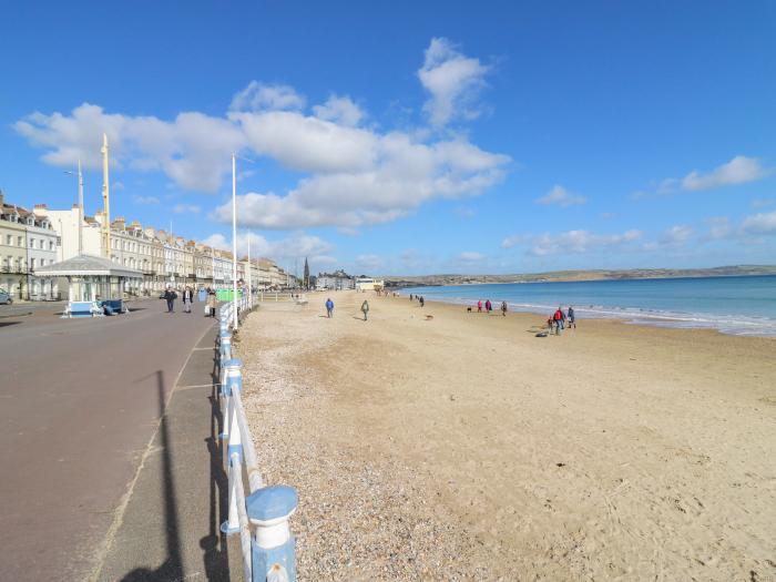 4 Penny Street, Weymouth, Dorset. Pet-friendly. Close to a shop, a pub and a beach. WiFi. Courtyard.