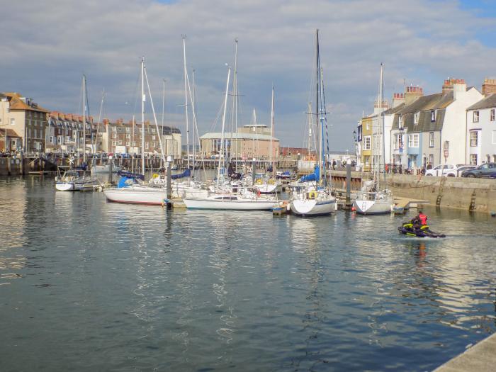 4 Penny Street, Weymouth, Dorset. Pet-friendly. Close to a shop, a pub and a beach. WiFi. Courtyard.