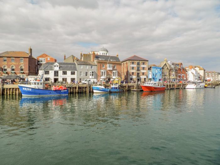 4 Penny Street, Weymouth, Dorset. Pet-friendly. Close to a shop, a pub and a beach. WiFi. Courtyard.