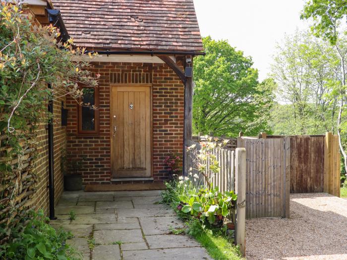 Six Acres House near Peasmarsh, East Sussex. Three-bedroom cottage with pet-friendly garden. In AONB