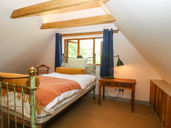 Six Acres House near Peasmarsh, East Sussex. Three-bedroom cottage with pet-friendly garden. In AONB