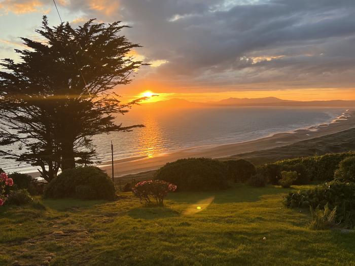 Sibrwd Y Mor in Harlech, Wales, in a National Park, off-road parking, enclosed garden, summer house.