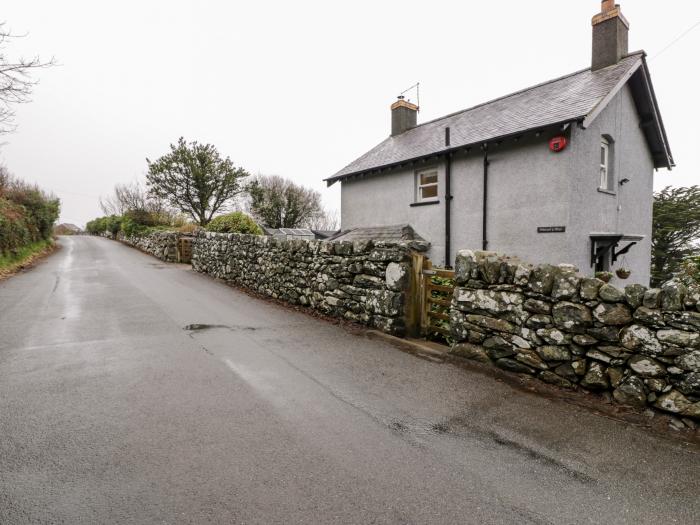 Sibrwd Y Mor in Harlech, Wales, in a National Park, off-road parking, enclosed garden, summer house.