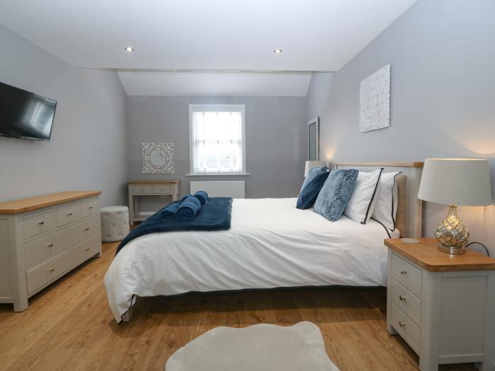 Belle View is near Abersoch in Gwynedd. Four-bedroom home with en-suite bedrooms. Hot tub. Stylish