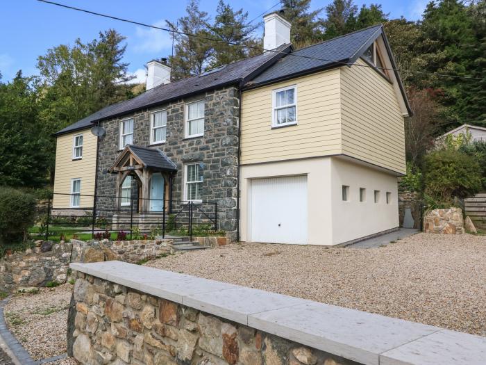 Belle View is near Abersoch in Gwynedd. Four-bedroom home with en-suite bedrooms. Hot tub. Stylish