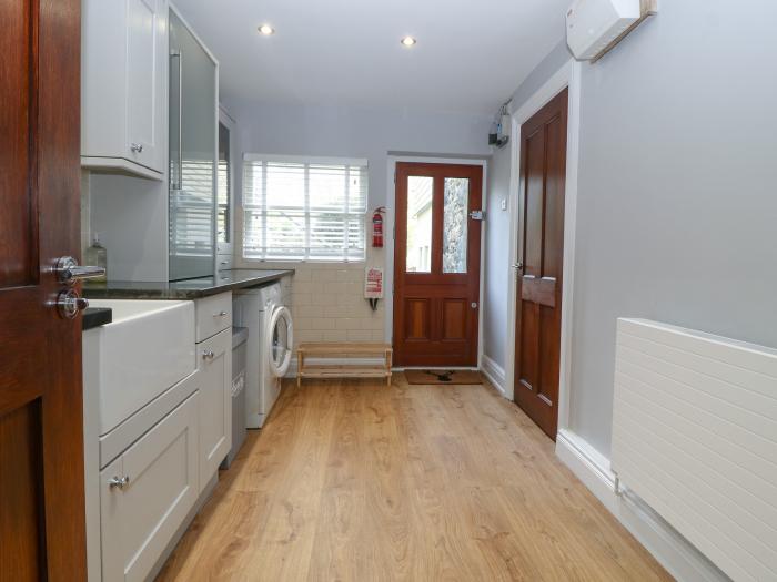 Belle View is near Abersoch in Gwynedd. Four-bedroom home with en-suite bedrooms. Hot tub. Stylish