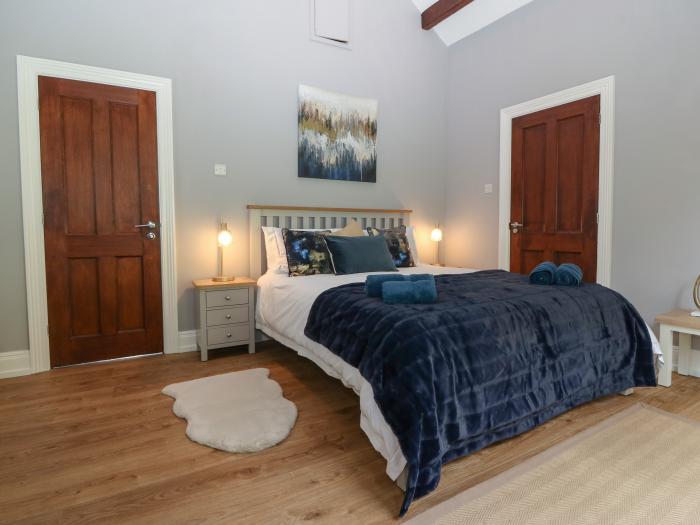 Belle View is near Abersoch in Gwynedd. Four-bedroom home with en-suite bedrooms. Hot tub. Stylish