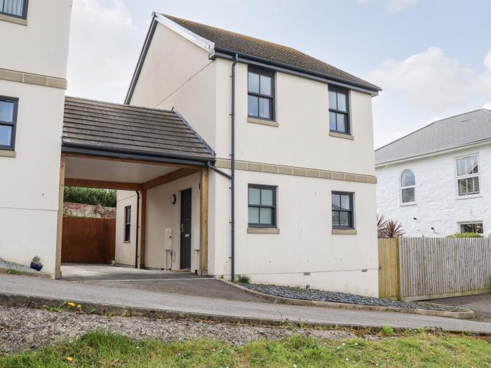 1 Queensway Gardens in Hayle, Cornwall, off-road parking, close to amenities and a beach, smart TV,.