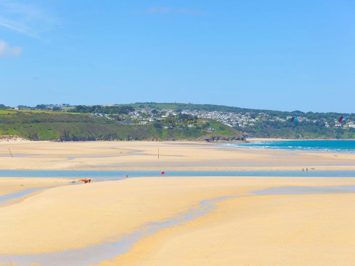 1 Queensway Gardens in Hayle, Cornwall, off-road parking, close to amenities and a beach, smart TV,.