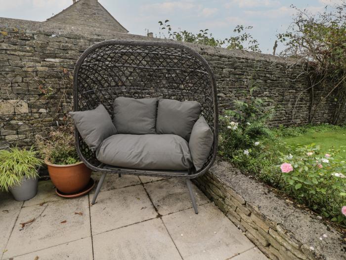 The Gate House, is in Stratton, near Cirencester, Gloucestershire. Close to amenities. Near an AONB.