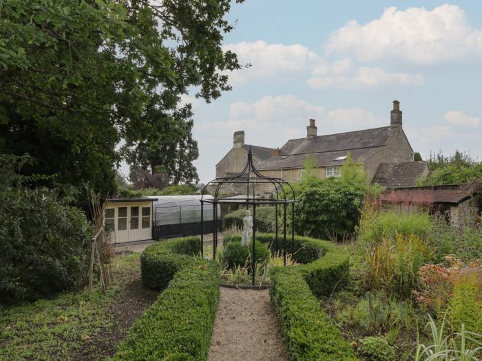 The Gate House, is in Stratton, near Cirencester, Gloucestershire. Close to amenities. Near an AONB.