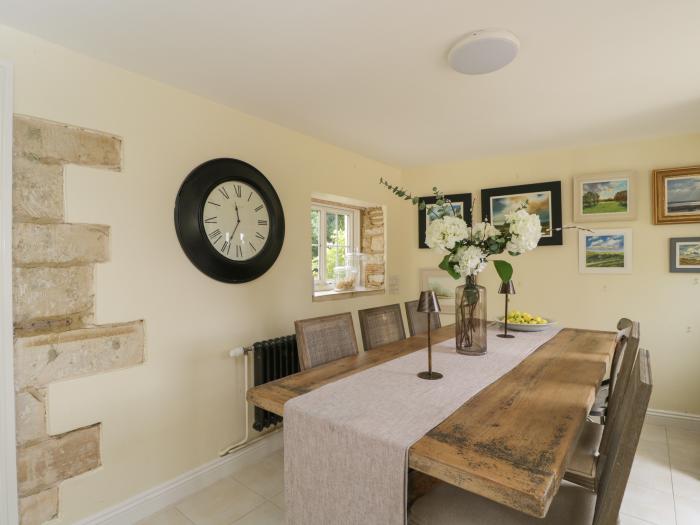 The Gate House, is in Stratton, near Cirencester, Gloucestershire. Close to amenities. Near an AONB.