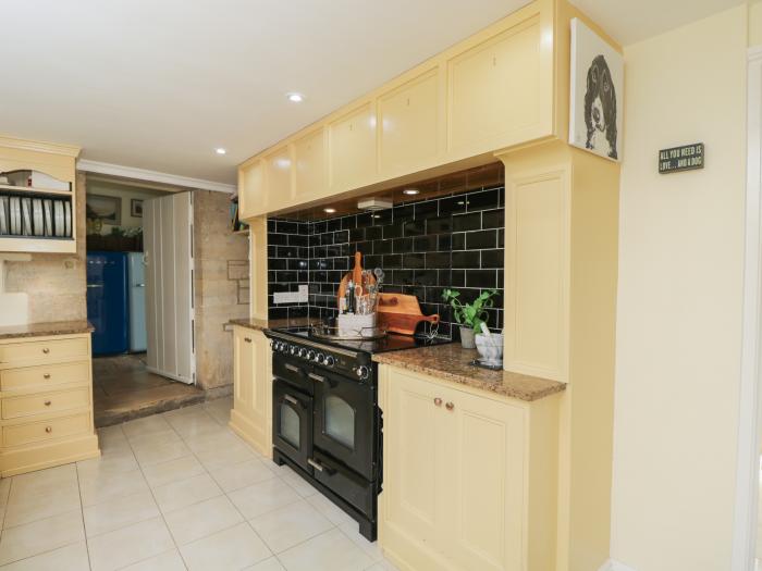 The Gate House, is in Stratton, near Cirencester, Gloucestershire. Close to amenities. Near an AONB.