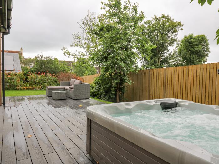 The Nest in Tenby, Pembrokeshire. Hot tub. Open-plan. Parking. Family-friendly. Pet-friendly.