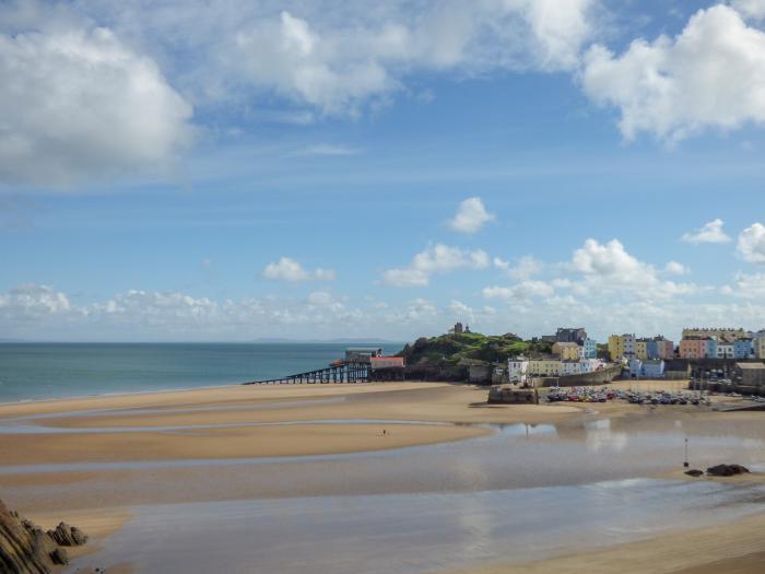 The Nest in Tenby, Pembrokeshire. Hot tub. Open-plan. Parking. Family-friendly. Pet-friendly.