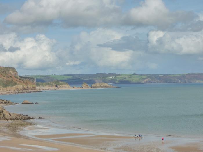 The Nest in Tenby, Pembrokeshire. Hot tub. Open-plan. Parking. Family-friendly. Pet-friendly.