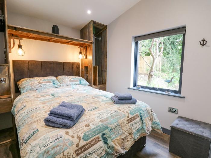 The Nest in Tenby, Pembrokeshire. Hot tub. Open-plan. Parking. Family-friendly. Pet-friendly.