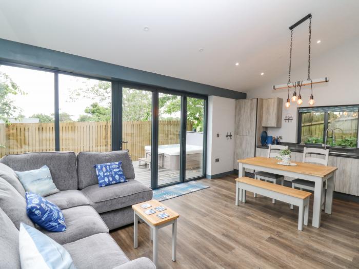 The Nest in Tenby, Pembrokeshire. Hot tub. Open-plan. Parking. Family-friendly. Pet-friendly.